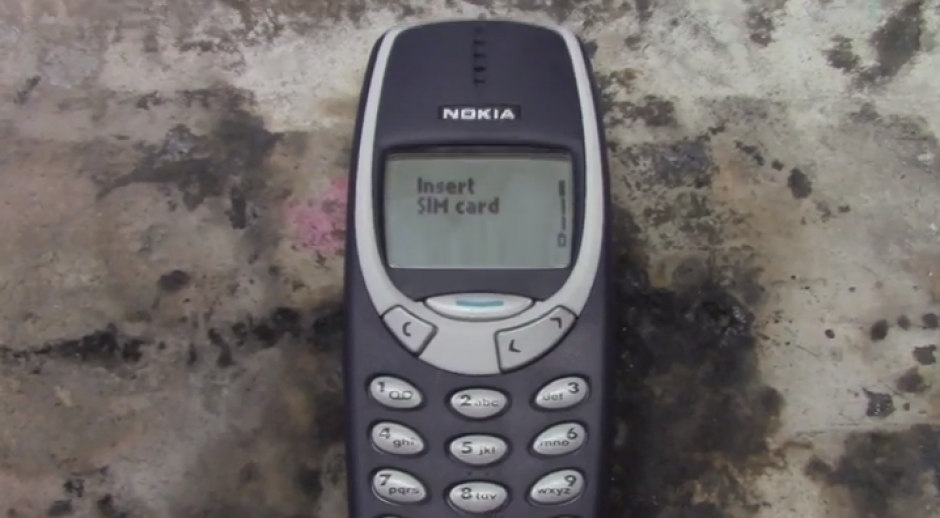 Hizo falta un verdadero esfuerzo para acabar con este Nokia. (Foto: Tomada de YouTube).