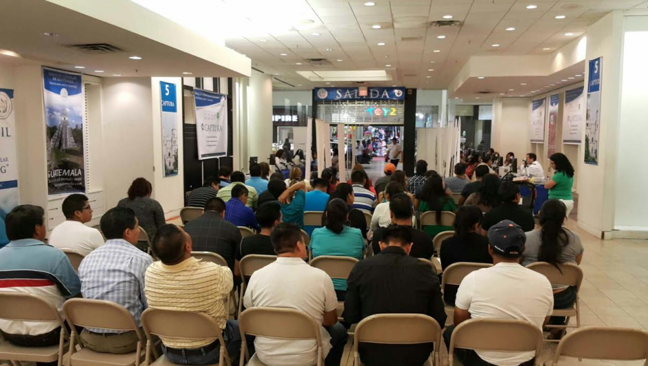 Connacionales esperando a ser atendidos en el consulado móvil de Houston. (Foto: Minex)