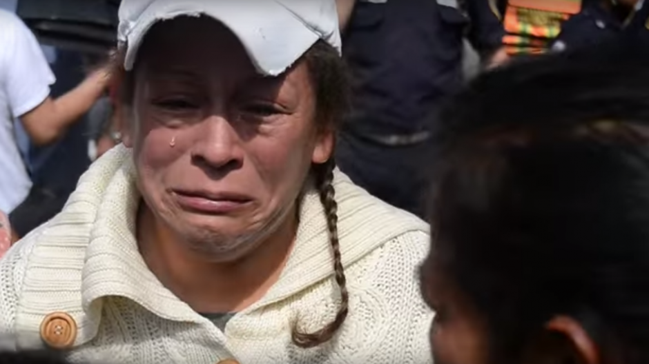 Flor de María, Flory, salió del área de El Cambray momentos antes de que el cerro soterrara su vivienda. (Foto: Soy502)
