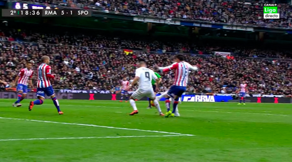 El desafortunado choque entre James y Benzema. El francés tuvo que salir de la cancha. 