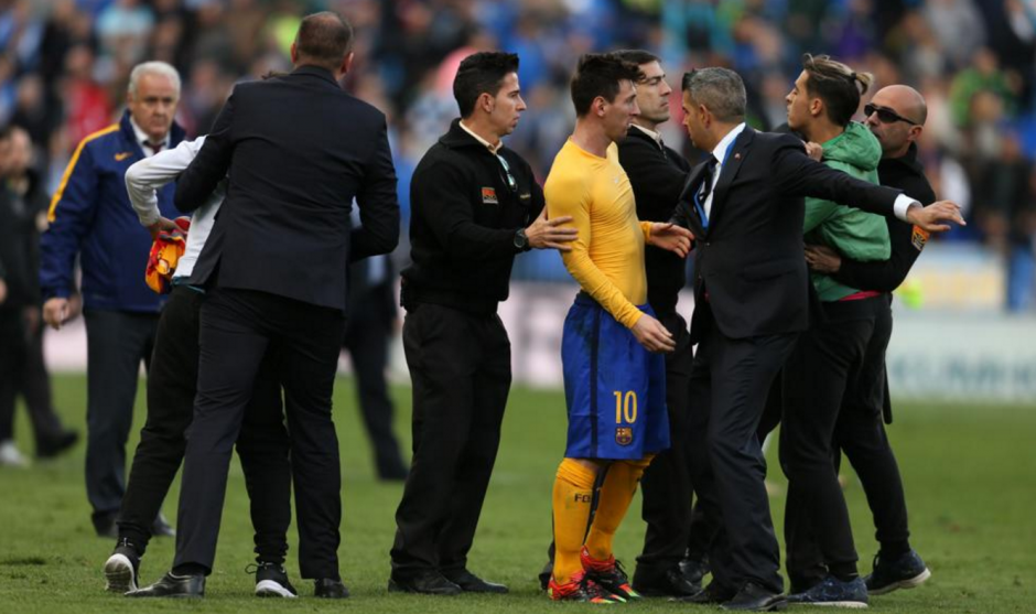 Messi, acostumbrado al asedio del público, respondió con un buen gesto a un joven que se brincó los graderíos para saludarlo. (Foto: Twitter)