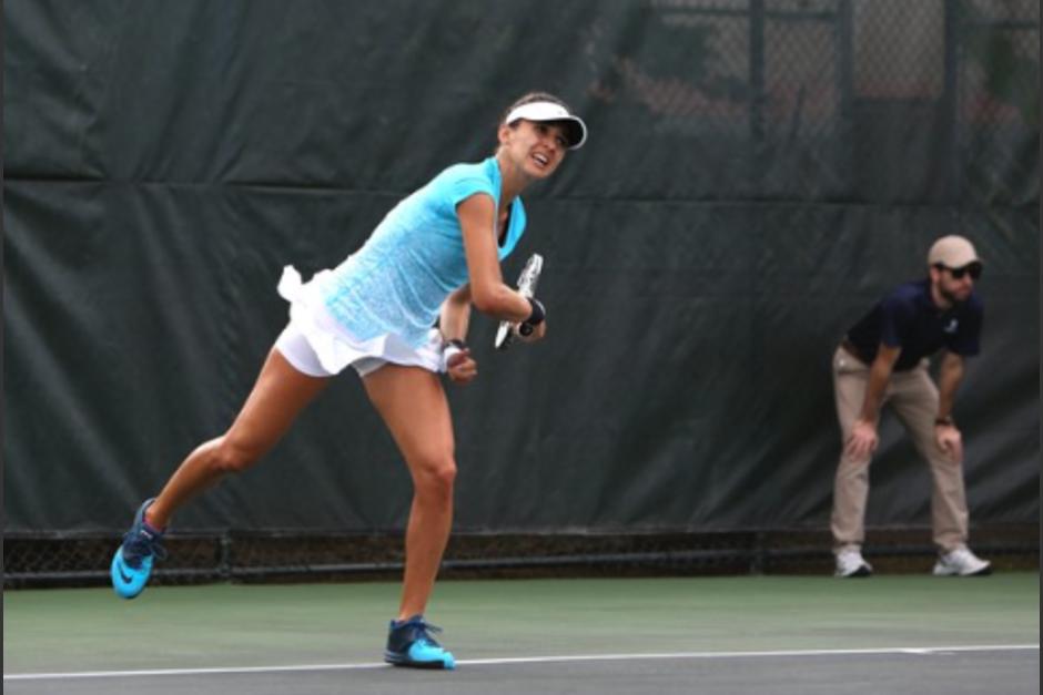 La tenista de Guatemala, Andrea Weedon, consiguió el triunfo en individual y en dobles junto a Melissa Morales, frente al equipo de Bahamas en la eliminatoria de la Fed Cup 2016 que se disputa en Bayamón, Puerto Rico. (foto: FedCup)