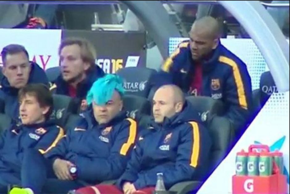 Dani Alves estuvo impaciente en el banquillo de suplentes. (Foto: Captura de imagen)