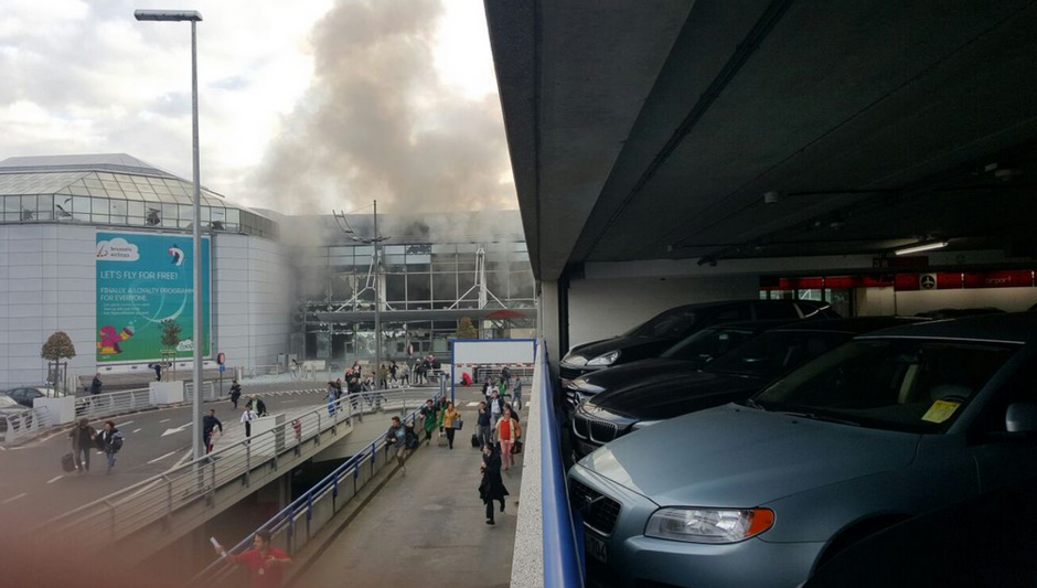 El pánico reina en el aeropuerto de Bruselas, luego de que ocurrieran dos explosiones en la terminal principal. (Foto: Conflict News/Twitter)