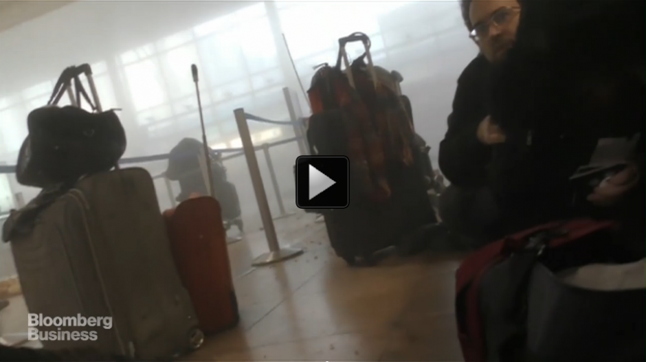 En este video de la agencia Bloomberg, se puede observar cómo el aeropuerto cae presa del pánico. (Foto: Video Bloomberg)