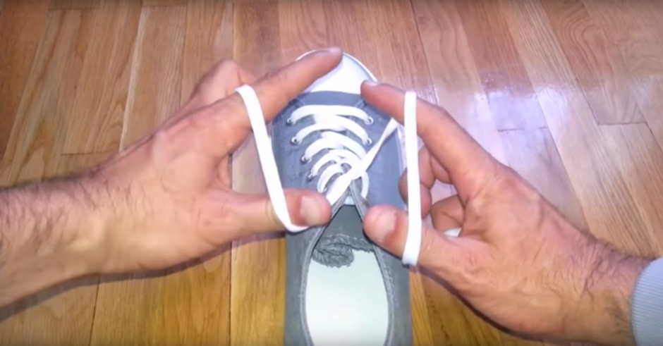 La técnica se basa en entrelazar el cordón solo usando dos dedos. (Foto: Youtube)