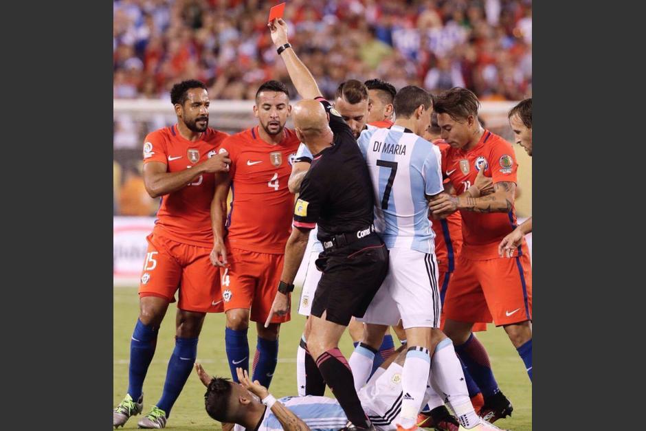 El árbitro brasileño Heber Lopes fue cuestionado durante el primer tiempo. (Foto: Twitter)