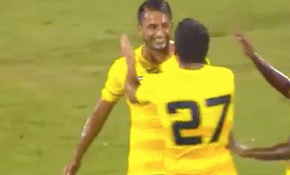 Padilla fue felicitado por sus compañeros tras anotarle a Saprissa. (Foto: Captura de imagen)