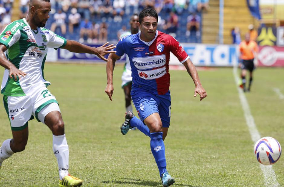 Carlos Hernández es el nuevo refuerzo de Municipal, juega de volante y en su palmarés destaca el Mundial de Alemania 2006 donde vio acción en dos partidos. (Fotografía tomada de La Nación, de Costa Rica)