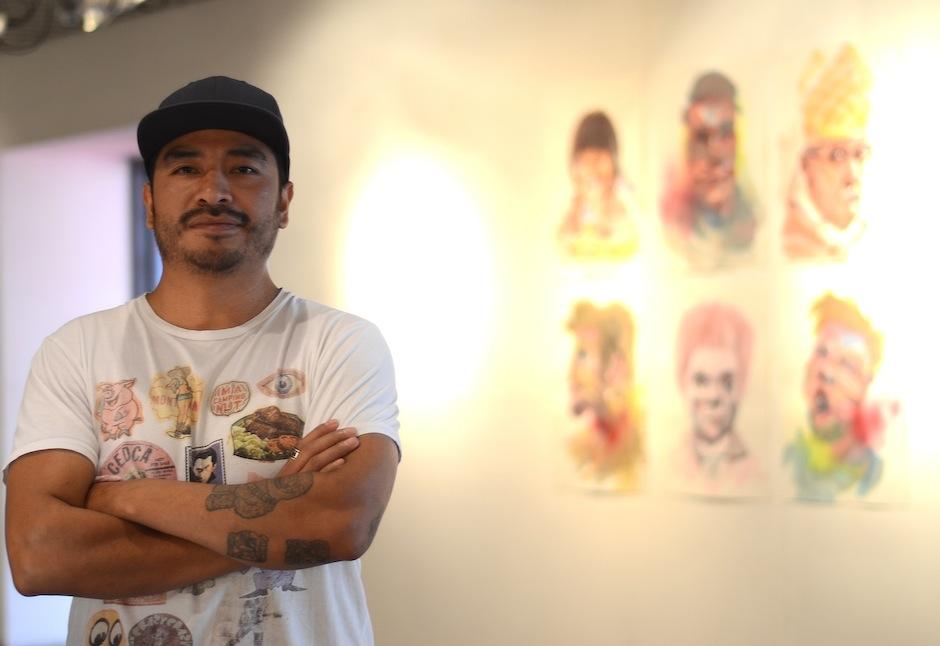 El artista guatemalteco Carlos Pérez, radicado en Austria, se encuentra en su país para presentar "Pies Mojados". (Foto: Selene Mejía/Soy502) 
