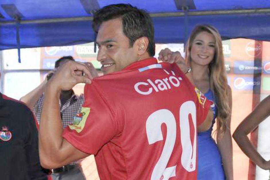 Carlos "el Pescado" Ruiz está habilitado para jugar, la Comisión Regularizadora, modificó sanción de seis meses a seis partido de suspensión por empujar a un árbitro. (Foto: Soy502)