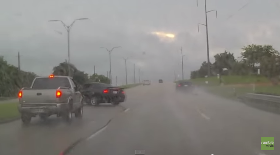Esta espontánea carrera entre autos por la carretera en plena luvia salió mal. (Foto: YouTube) 