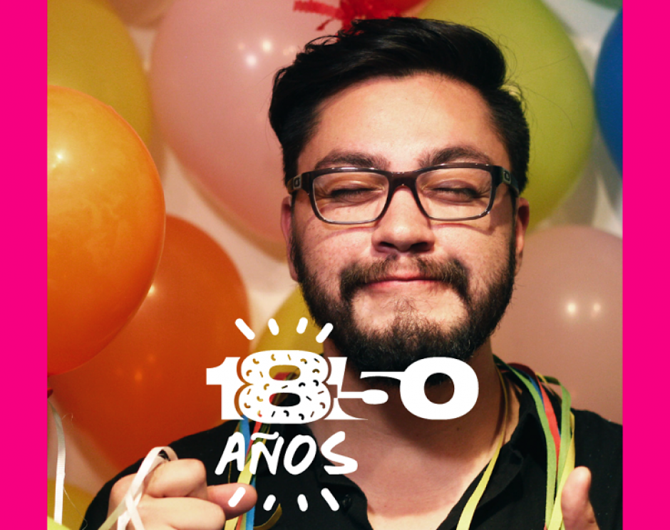 Jeffree Carvajal, director general de 18-50 televisión, celebra alegremente el octavo aniversario de este espacio. (Foto: 18-50 oficial) 