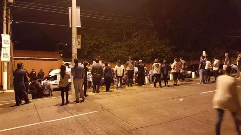 Varios vecinos se apostaron a las afueras de la casa de Otto Pérez Leal, hijo del presidente y alcalde de Mixco. (Foto: Facebook)