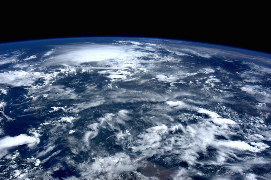 La NASA compartirá fotografías espaciales de mares, bosques, deciertos y capas de hielo de la tierra. (Foto @AstroSamantha) 