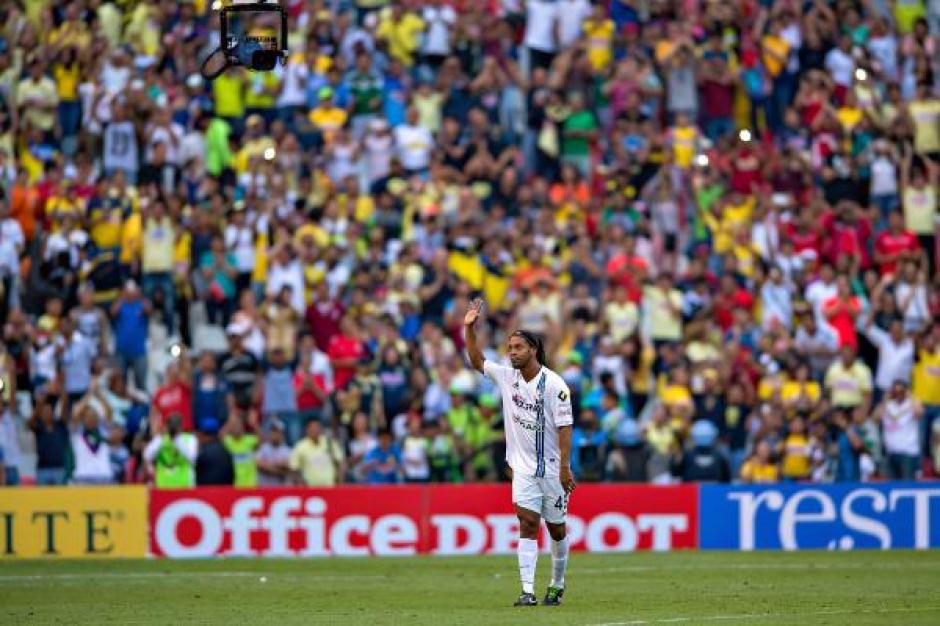 El astro brasileño, Ronaldinho, fue ovacionado por la afición de América en el estadio Azteca. (Foto: AFP)