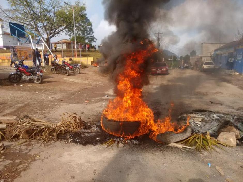 Bloquean la carretera que conduce de San José Pinula a Palencia como medida de protesta para pedir seguridad en los buses. (Foto: @molinareporter)
