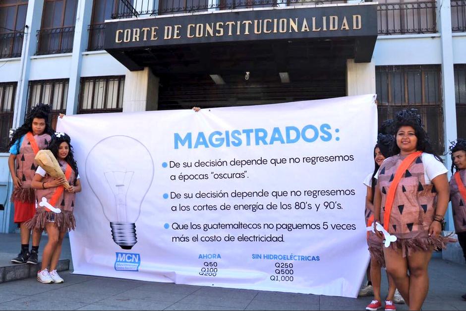 Integrantes del MCN realizan plantón frente a la Corte de Constitucionalidad para pedir que no se cierren proyectos hidroeléctricos. (Foto: Amílcar Montejo)