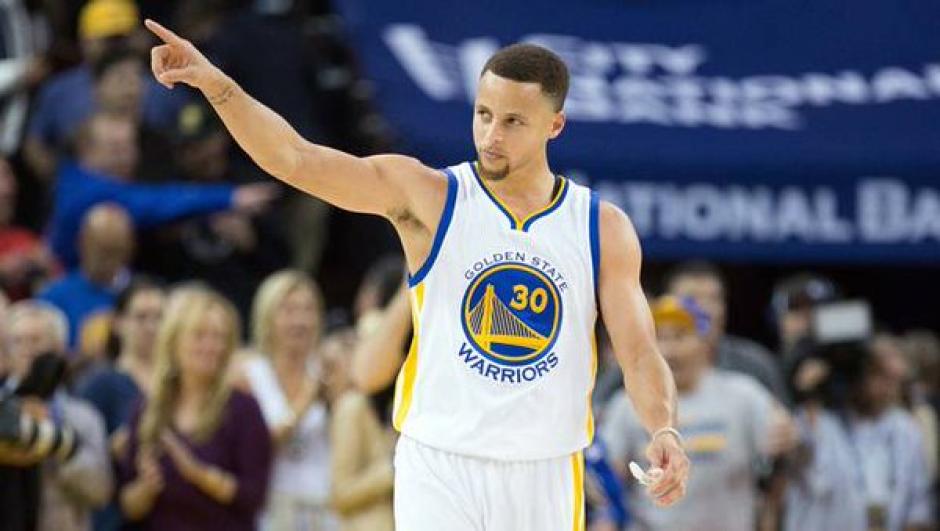 El jugador de Golden State, Stephen Curry, volvió a hacer una canasta "de otro planeta". (Foto: 24horas)