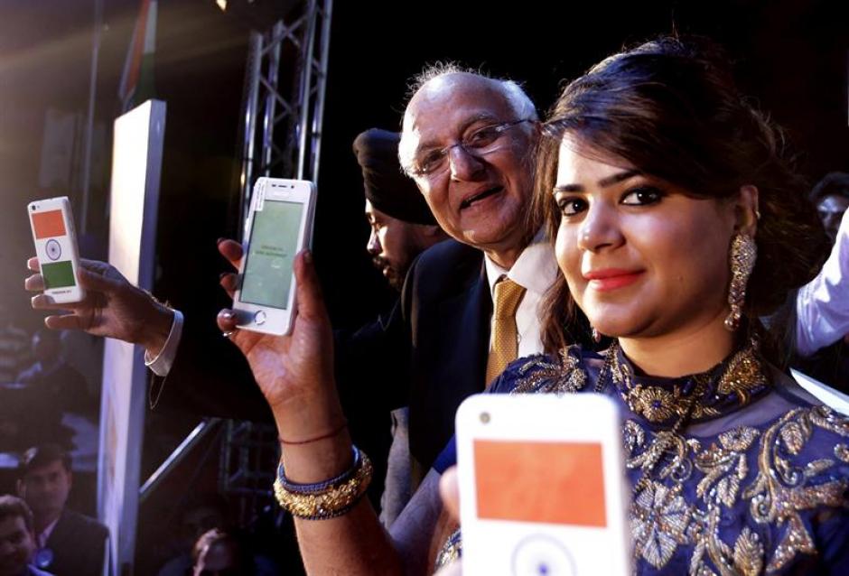 El presidente de Ringing Bells, Ashok Chadha, segundo a la derecha, presenta el nuevo dispositivo móvil de la empresa, Freedom 251. (Foto: EFE) 