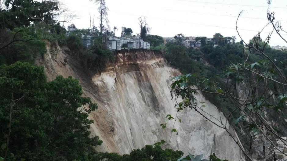 Las autoridades del Cementerio General no han dado a conocer la cantidad de mausoleos que se desplomaron en el derrumbe del Cuadre 23 de ese sector. (Foto: Soy502) 