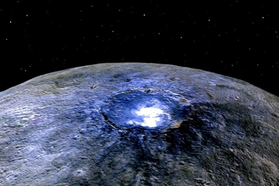 Científicos del Instituto Max Planck alemán han detectado la formación de nubes en el interior de un cráter del planeta enano Ceres que pueden provenir de la sublimación de agua helada. (Foto Revista Nature)