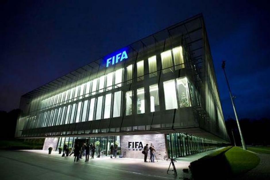Otro escándalo en la FIFA: órdenes de captura a altos funcionarios por corrupción. 