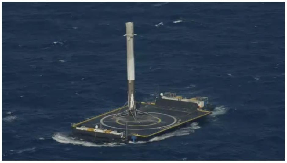 SpaceX consiguió posar exitosamente la primera etapa de su cohete Falcon 9 en una plataforma en el océano Atlántico. (Foto: ‏@SpaceX/Twitter)