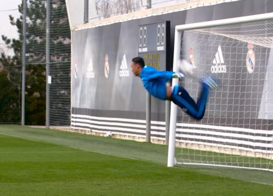 El portero costarricense Keylor Navas realiza la espectacular jugada patentada por René Higuita, "El Escorpión". (Foto: Adidas)