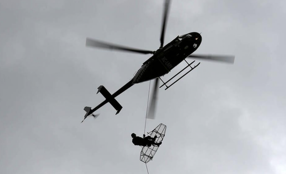 Escalofriante momento en el que un policía cae desde un helicóptero en pleno vuelo, durante un simulcro de rescate.