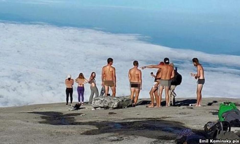 Jóvenes son arrestados por fotografía nudista en un monte sagrado en Malasia. (Imagen: Malaysia news)