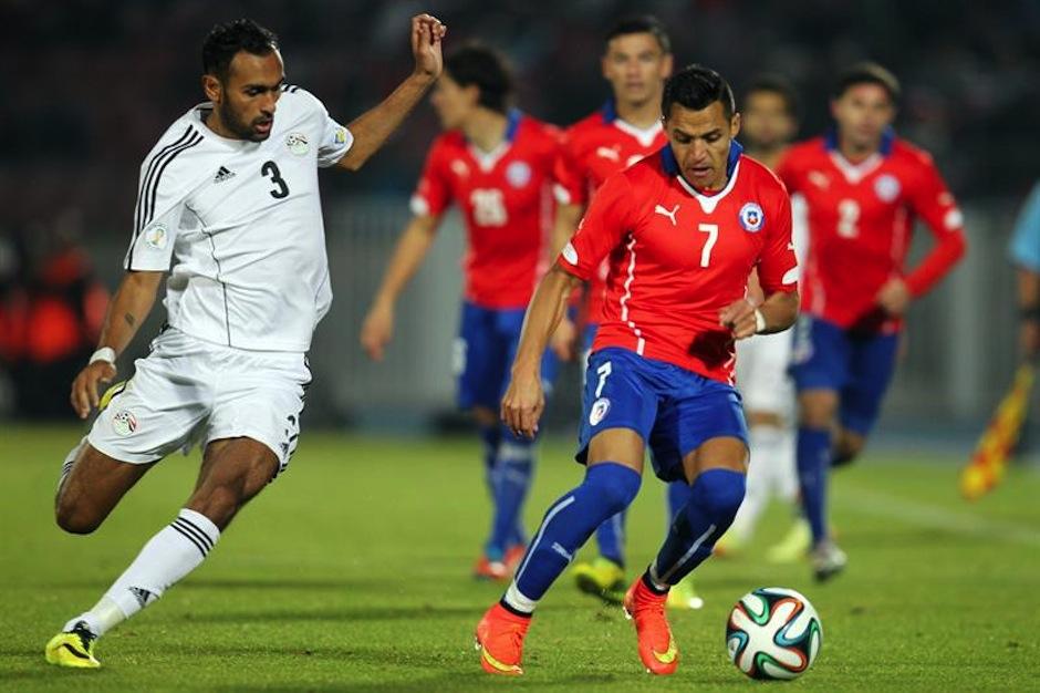 Alexis Sánchez disputa el balón con Ahmed Elmohamady de Egipto en el partido amistoso al Mundial de Brasil 2014. (Foto: EFE) 