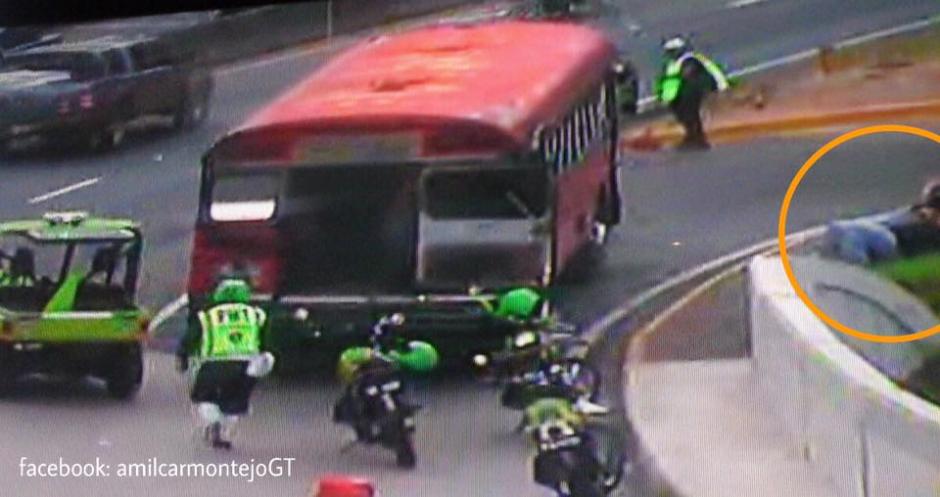 El chofer del bus se quedó dormido en la vía pública luego de descomponerse el bus. (Foto: Amílcar Montejo/PMT) 