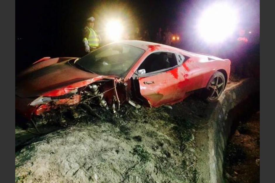 El Ferrari de Arturo Vidal quedó casi detruido, tras un accidente de tránsito del atacante chileno en Santiago. (Foto: Daniel Dambrosio)