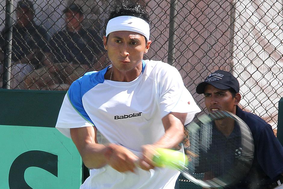 El guatemalteco Christopher Díaz en plena actividad frente al mexicano Tigre Hank, en duelo por Copa Davis. (Foto: Luis Barrios/Soy502)