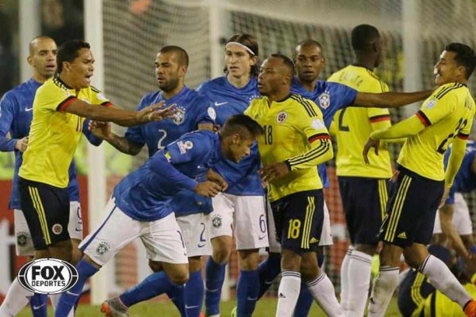 Neymar recibe un empujón del colombiano Carlos Bacca. Ambos fueron expulsados. (Foto: FoxSports)