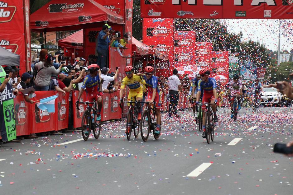 Un accidente entre los ciclistas fue provocado por un perro callejero. (Foto: Alejandro Balán/Soy502) 