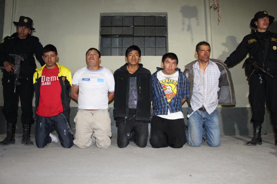 La PNC asegura que los cinco detenidos serían los responsables de varios asaltos a pasajeros del transporte colectivo con ruta a Occidente. Foto:PNC