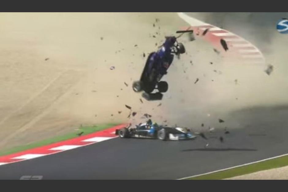 Aparatoso accidente en la Fórmula 3 que no tuvo consecuencias fatales. (Foto: Captura youtube)