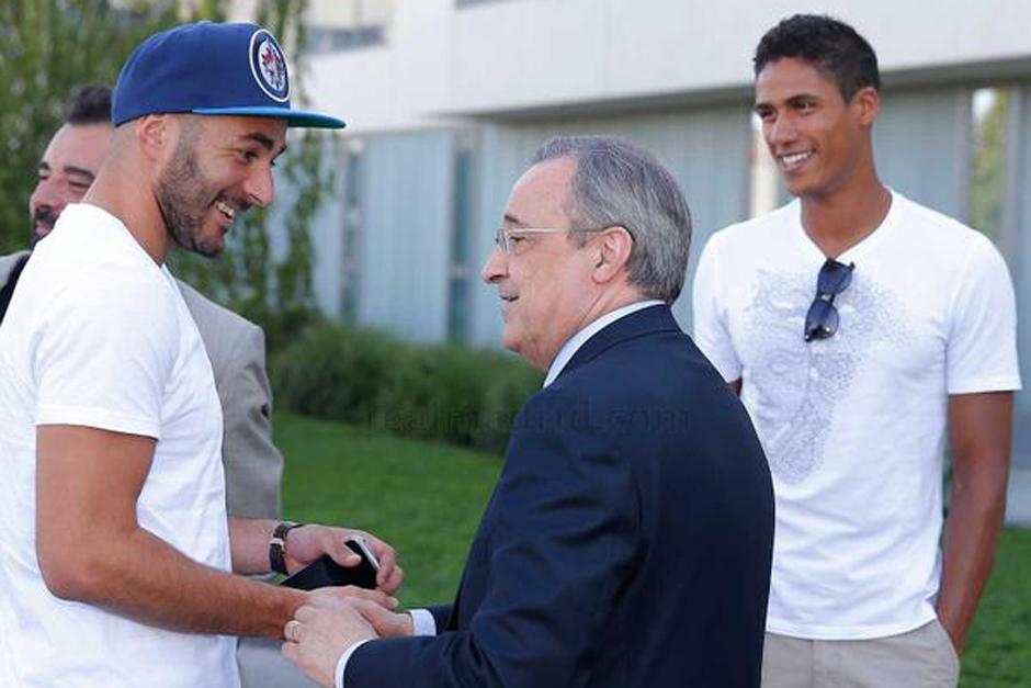 Benzema saluda a Florentino Pérez, quien llegó a dar la bienvenida a los jugadores y a hablar con Iker Casillas previo al inicio de la pretemporada al mando de Benítez. (Foto: realmadrid.com)
