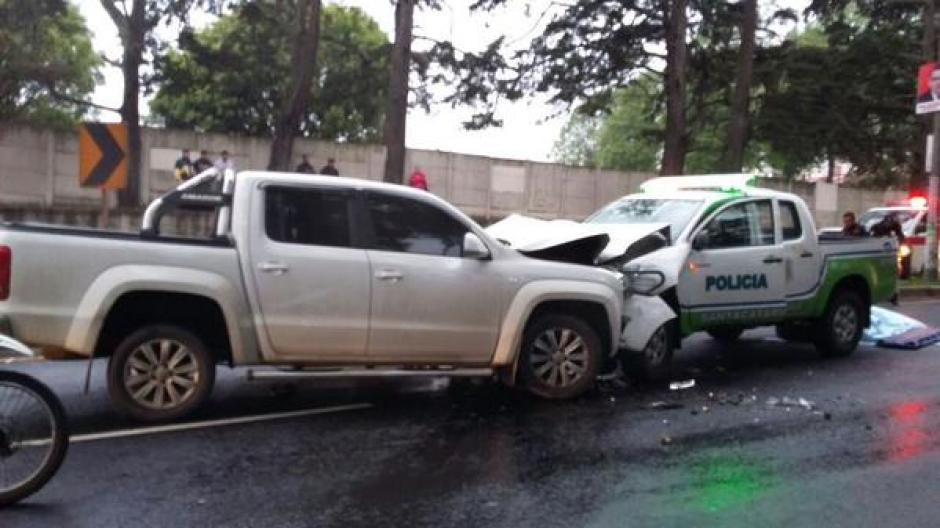 Según relatan testigos del incidente, el hombre del carro particular no respetó la señalización, provocando la muerte de un agente de la PMT, además del caos vehicular en la ruta a El Salvador. (Foto: Twitter Dalia Santos) 