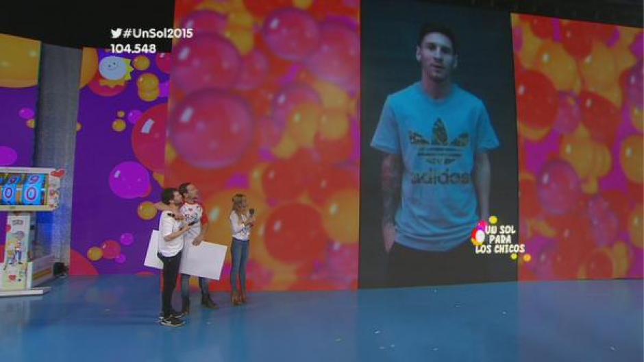 Messi apareció de sorpresa en el video para anunciar su donativo. (Foto: Twitter)