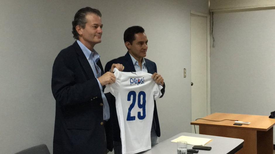 El volante guatemalteco, Carlos Figueroa, oficializa su retiro del futbol activo. (Foto: CremasOficial)