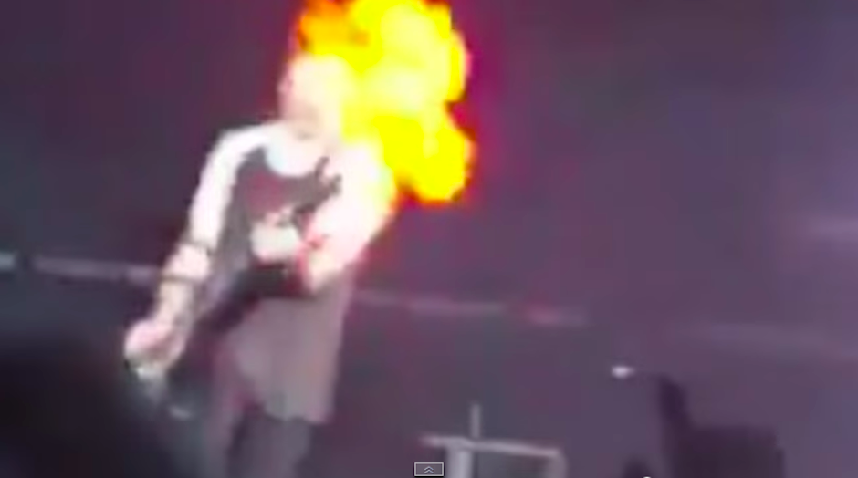 EL guitarrista de la banda australiana "5 Seconds of Summer" sufrió un accidente en pleno concierto cuando una llamarada que era parte del show le quemó el rostro. (Foto: youtube) 