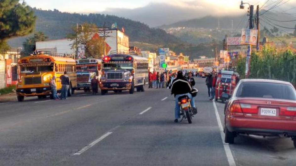 Varios puntos permanecen bloqueados en todo el país, los manifestantes piden la renuncia del presidente Otto Pérez Molina. (Foto: @stereo100xela)