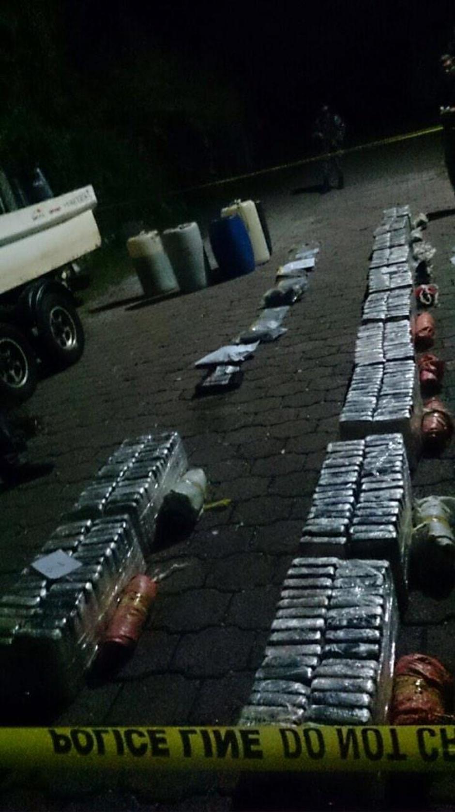 La cocaína era transportada en una lancha con matrícula nicaragüense y los tres ocupantes, de origen guatemalteco, fueron capturados por las fuerzas de seguridad de El Salvador. (Foto: Howard Augusto Cotto/Twitter) 