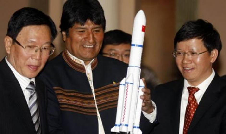 La inversión en materia espacial de parte del gobierno boliviano fue cuestionada por la oposición que consideró muy elevado el costo del aparato en un país con tantas urgencias sociales.