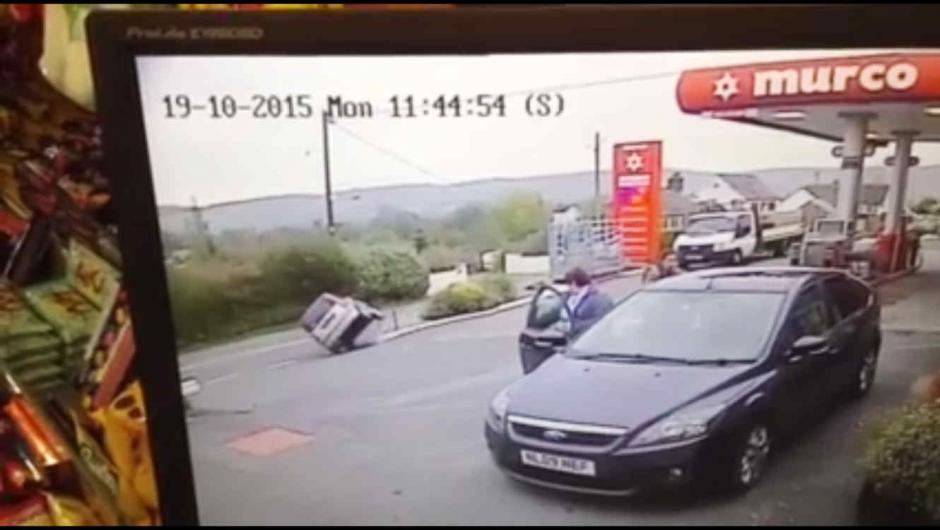 En el clip compartido en Facebook se observa al carro que está en dos ruedas y mantiene el equilibrio. (Captura Facebook)