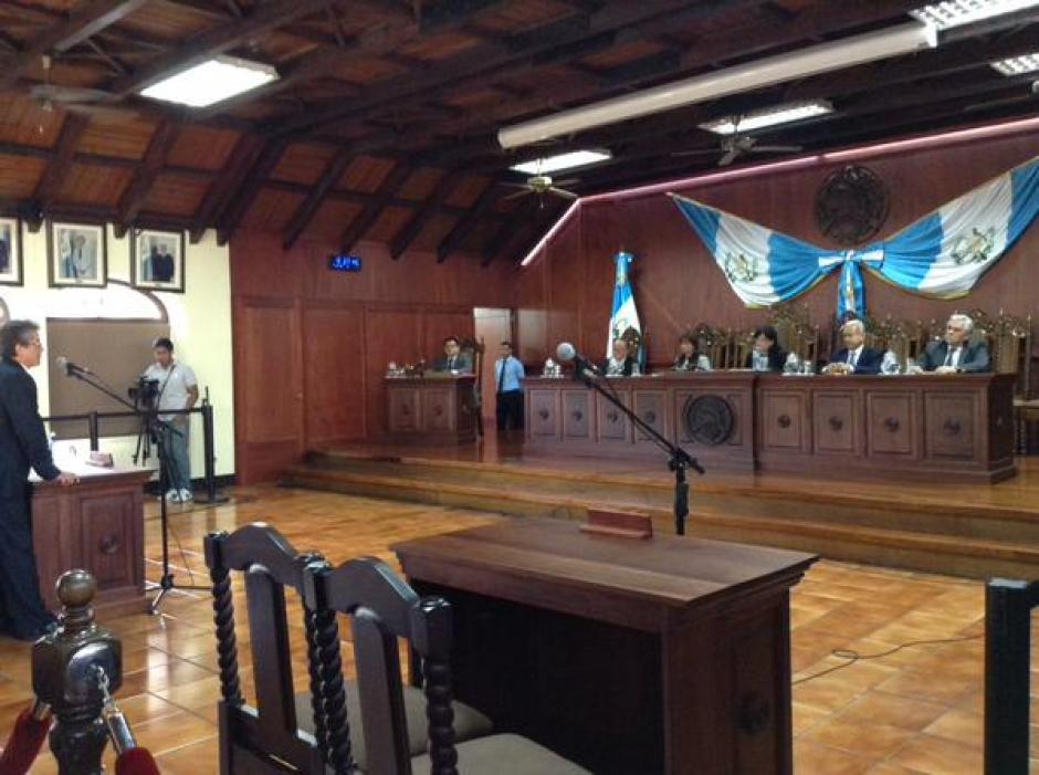 El espacio designado en la sala para Barquín y su abogado permaneció vacío durante la vista pública. (Foto Marcia Zavala/Soy502)