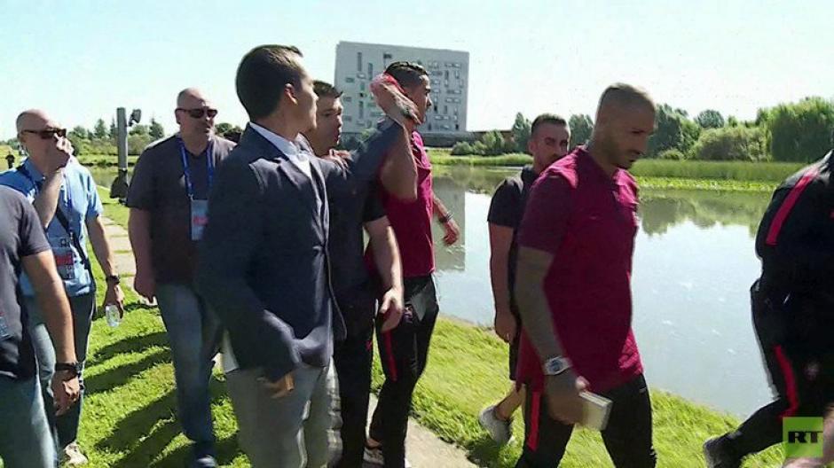 El momento en el que CR7 toma el micrófono del periodista y lo lanza a un lago. (Foto: Captura Youtube)